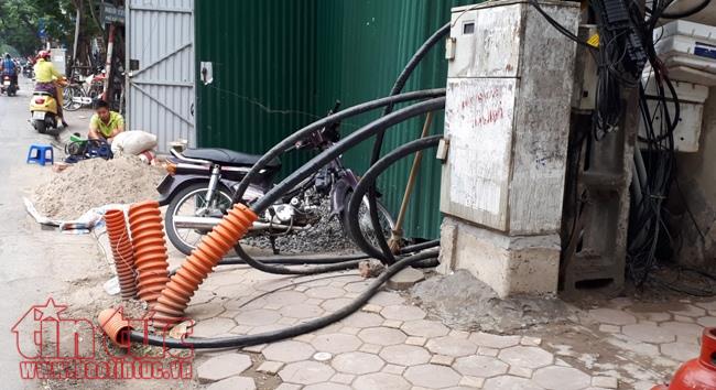 Dây điện, dây cáp viễn thông 'giăng bẫy' người dân trên phố ở Hà Nội ảnh 6